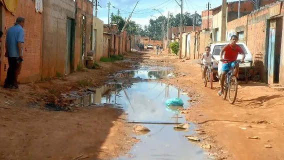 Levantamento do IBGE mostra que pobreza caiu de 36,7% para 31,6% da população. Já extrema pobreza caiu de 9% para 5,9%