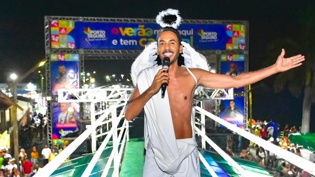 Ele se apresentou no carnaval vestido de anjo