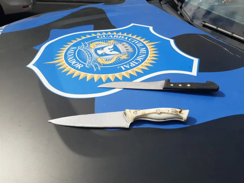 Os suspeitos foram abordados após denuncia de populares, que desconfiaram do comportamento da dupla e do menor