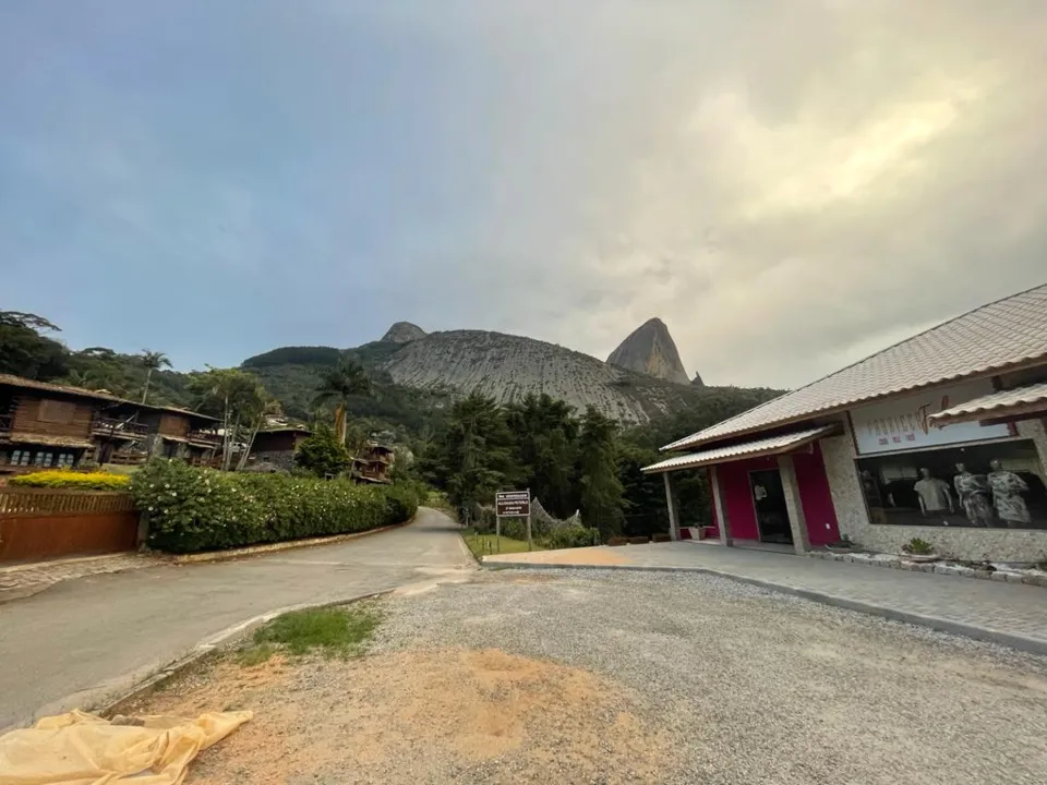 O Parque Estadual Pedra Azul é uma região coberta pela Mata Atlântica, com a paisagem cartão postal do estado: a vista da tradicional da pedra