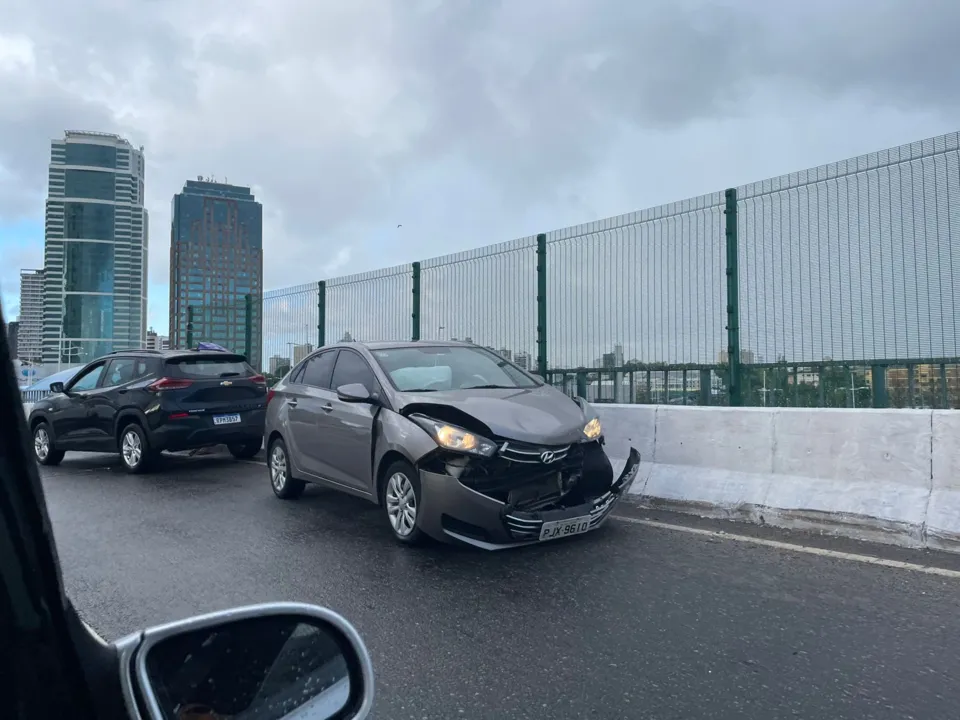 O impacto foi forte que o veículo parou no sentido contrário