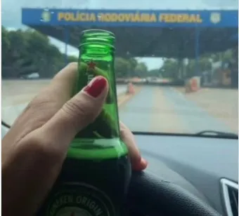 Em tom provocativo, a motorista tirou a foto em frente ao posto da PRF