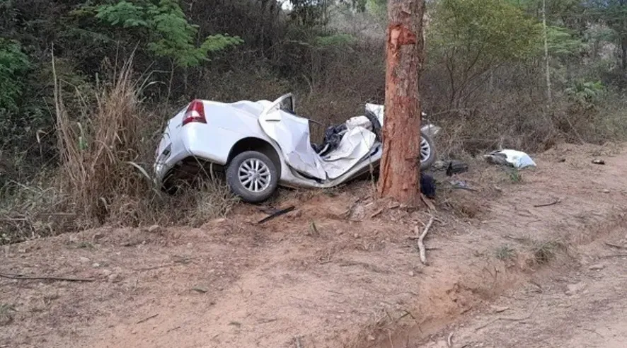 Veículo ficou totalmente destruído