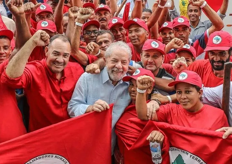 Lula e membros do Movimento dos Trabalhadores Rurais Sem Terra (MST)