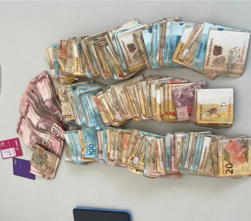 Foram apreendidos R$ 31 mil e quatro cartões de  bancos diferentes.