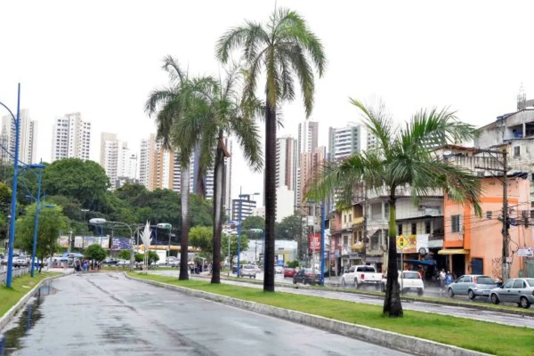 suspeita foi flagrada próxima dos estabelecimentos, buscava coagir os empresários