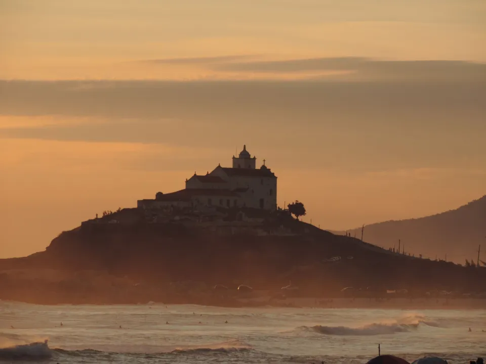 O mar está agitado com ondas que ultrapassam dois metros de altura