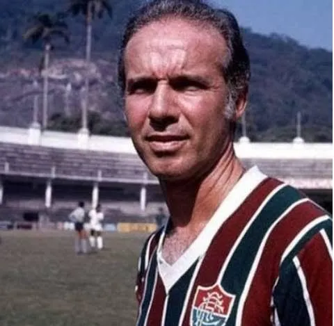 O ato de homenagens ao único tetracampeão mundial foi seguido pelos clubes de futebol.