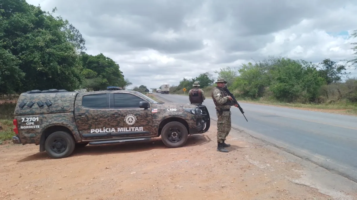 Policiais militares em ação atuam a pé e com a utilização de carros, motocicletas, aeronaves, além de todo o aporte tecnológico