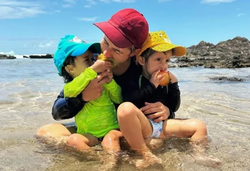 Publicação mostra momentos em família na praia e em uma casa