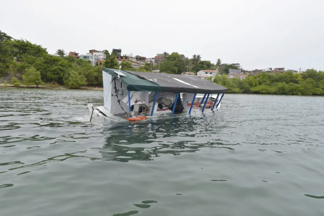 Piloto do barco que virou em Madre de Deus falou pela primeira vez nesta quarta-feira