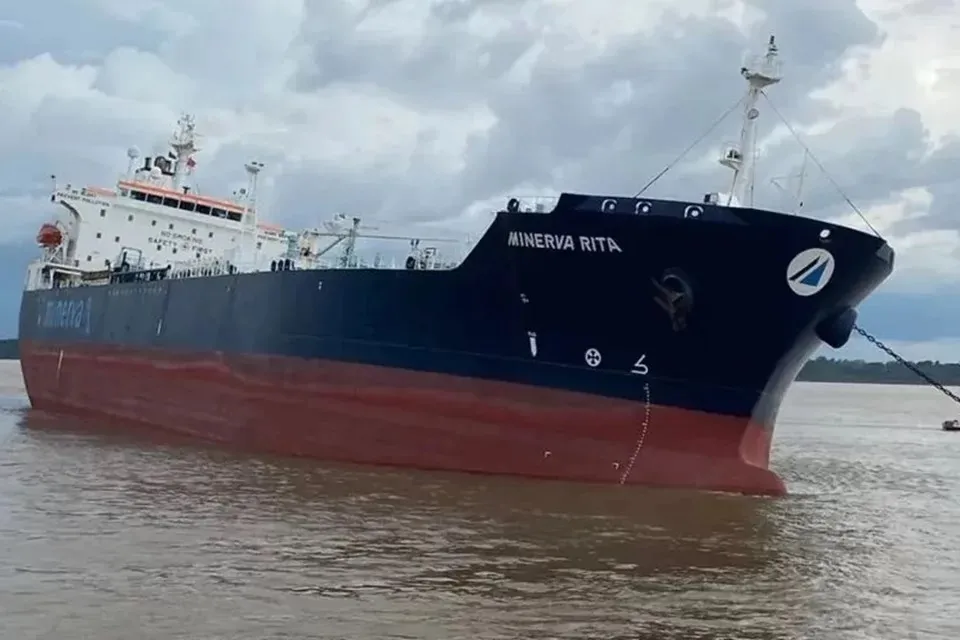 Navio tomba no meio do Rio Amazonas