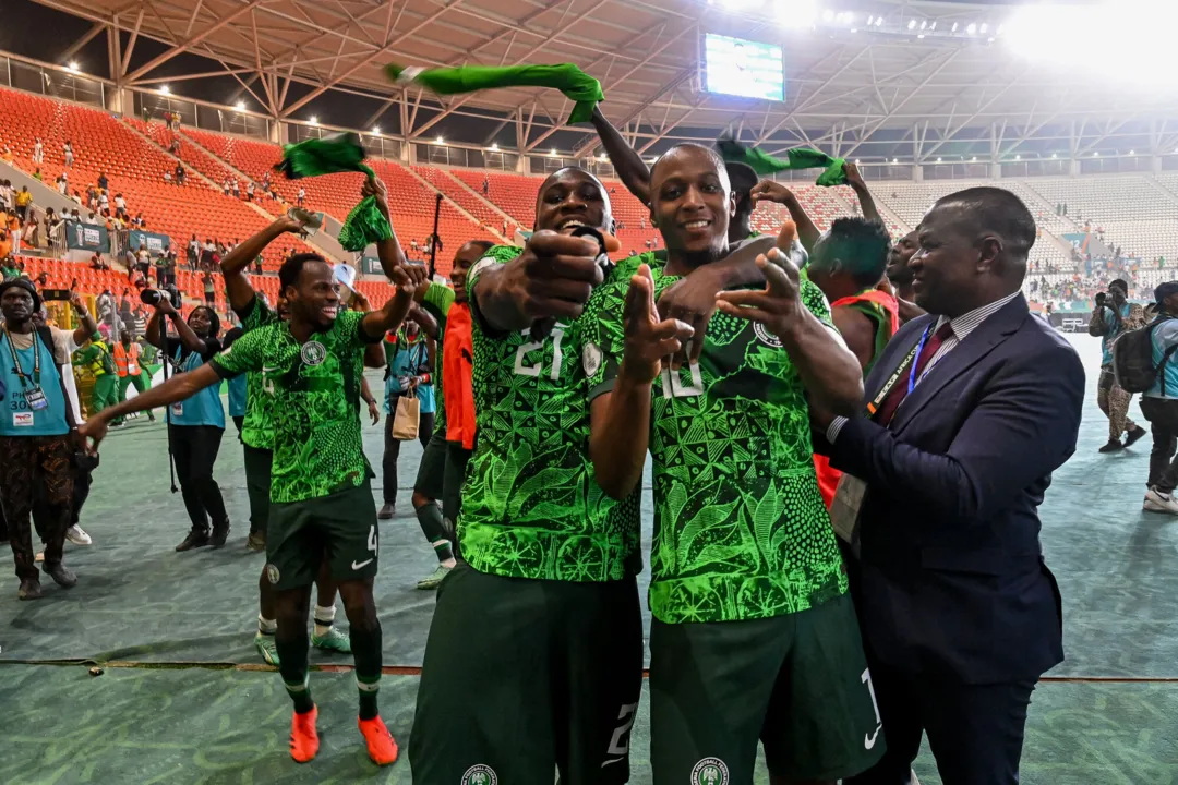 Jogadores da Nigéria comemorando vitória