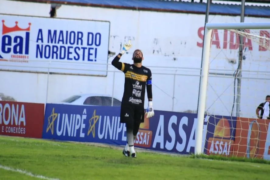 Goleiro João Guilherme foi o herói da classificação ao defender duas cobranças de pênalti