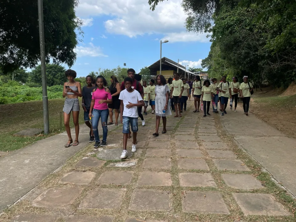 Crianças e adultos participaram das oficinas educativas com foco na educação ambiental