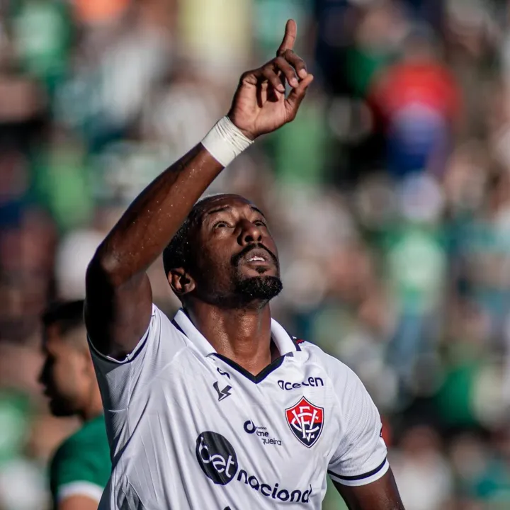 Contra a Chapecoense, Welder celebra seu último gol com a camisa do Vitória