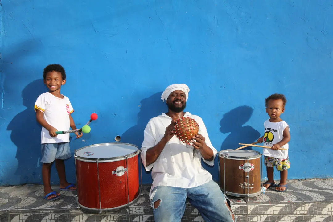 Anderson do Samba, filho do Neguinho do Samba acompanhado dos seus filhos Luan Logun, 3 e Nilo Bassam, 01 ano