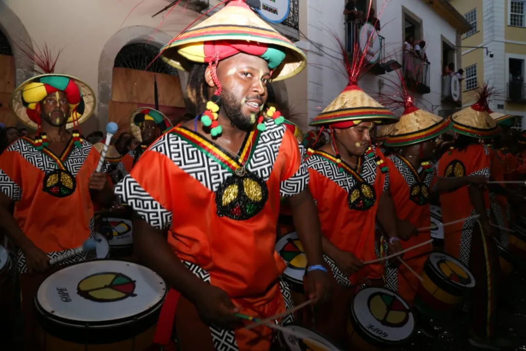 Após partir da casa do Olodum, o cortejo seguiu seu trajeto em direção ao Circuito Campo Grande