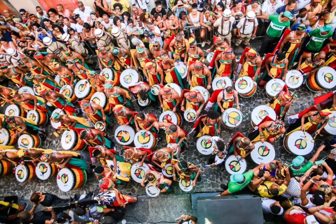 Este ano, o bloco leva às ruas o tema “Wodaabe: O Povo do Sorriso – Uma História de Beleza e Diversidade