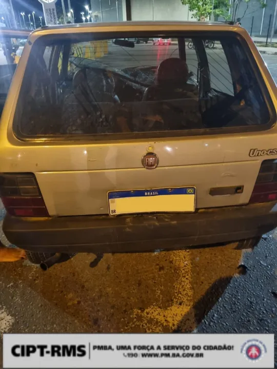 Durante a abordagem foi constatado que a placa ostentada pelo carro era incompatível