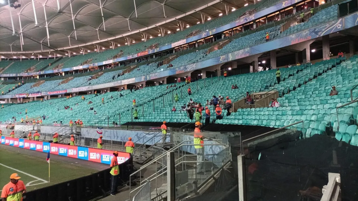 Lonas pretas nos setores leste e sudeste da  Arena Fonte Nova chamam a atenção