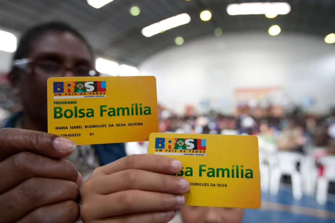 O Bolsa Família prevê o pagamento de, no mínimo, R$ 600