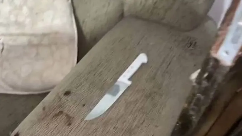 Agentes chegaram ao local e encontraram a vítima ensanguentada no sofá