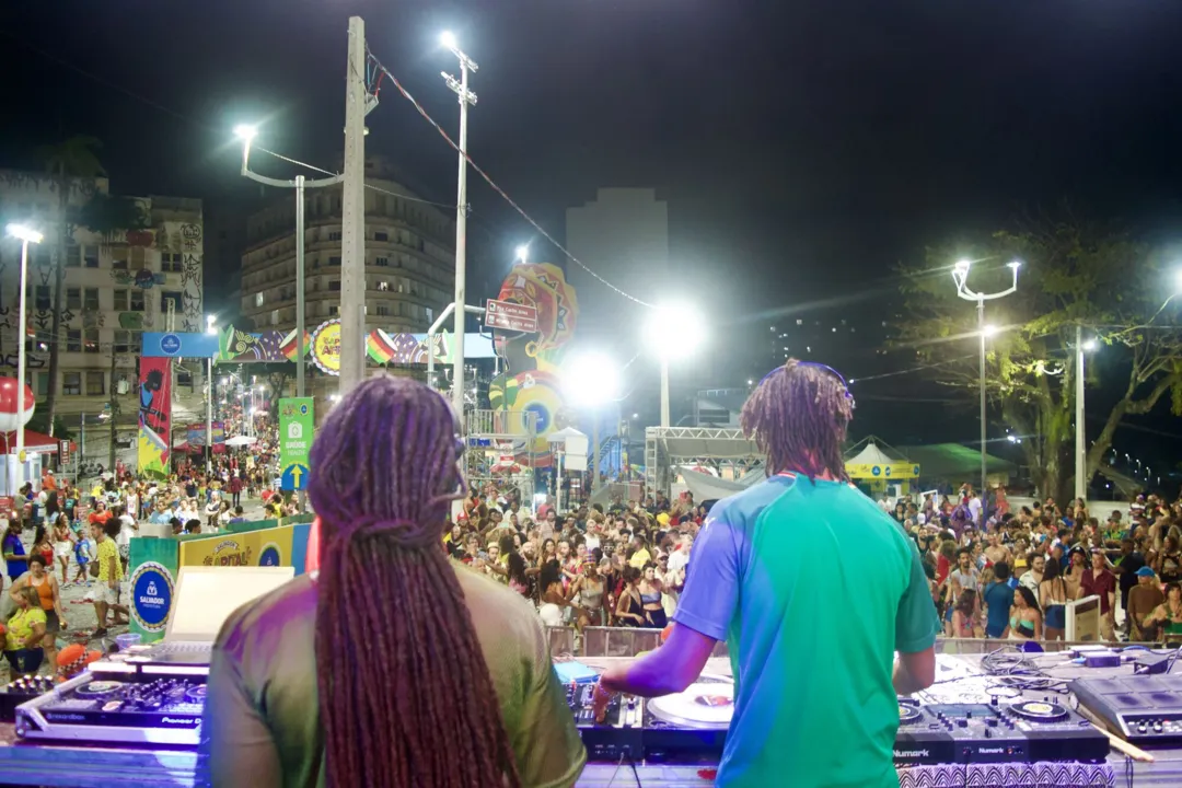 O evento teve início logo após o encontro dos Trios do Baiana System, Ivete Sangalo, Carlinhos Brown e Ilê Aiyê, e manteve a energia pulsante do Carnaval baiano em pleno auge
