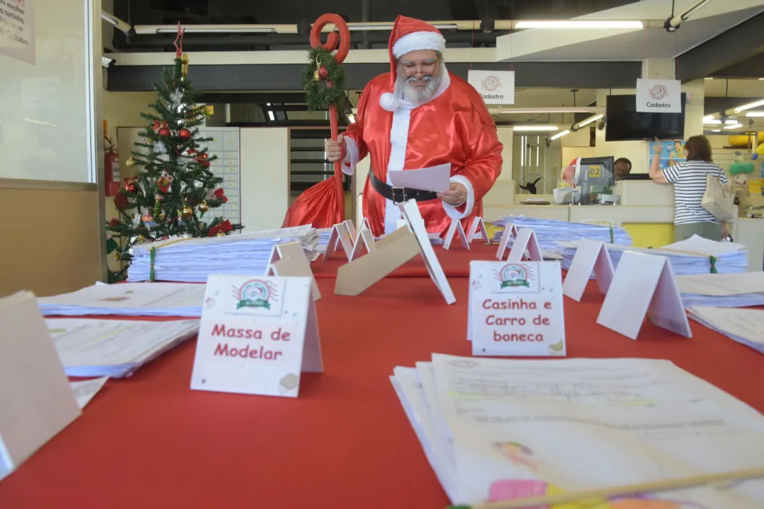 Quem quiser presentear uma criança neste natal, pode adotar uma cartinha em uma agência dos Correios