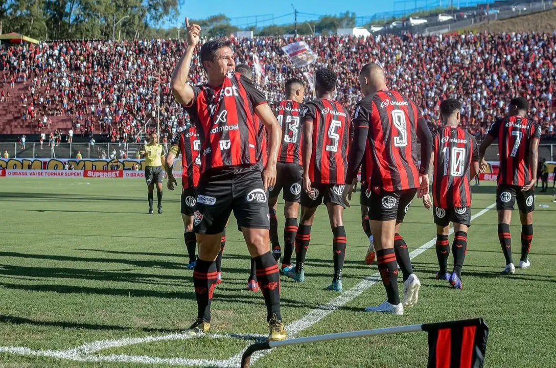 Osvaldo celebra gol que deu a liderança do Baianão ao Vitória