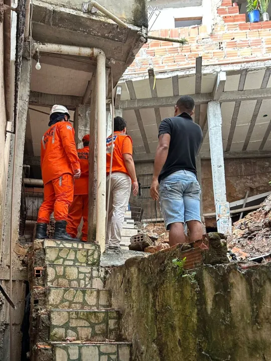 De acordo com os técnicos da Codesal, em janeiro, ocorreu um deslizamento de terra sob o imóvel em virtude do rompimento da rede de drenagem