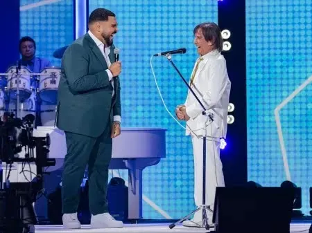 Roberto Carlos e Paulo Vieira no palco do especial de fim de ano da Globo