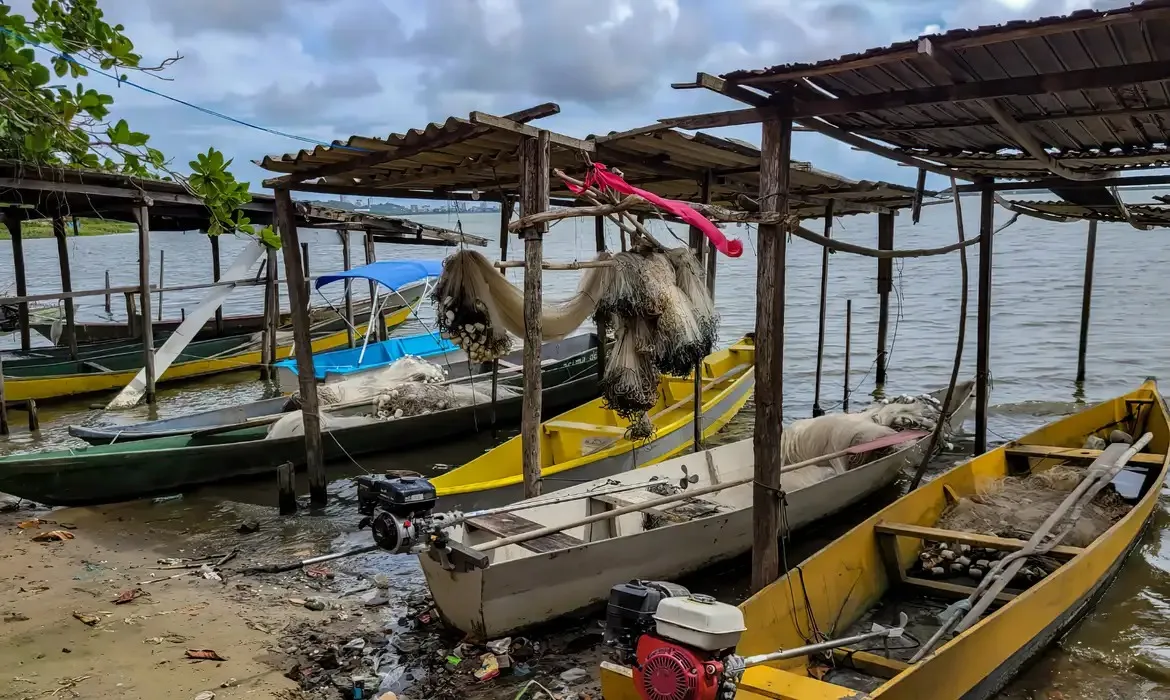 A situação trouxe desespero para ao menos 500 pescadores da região