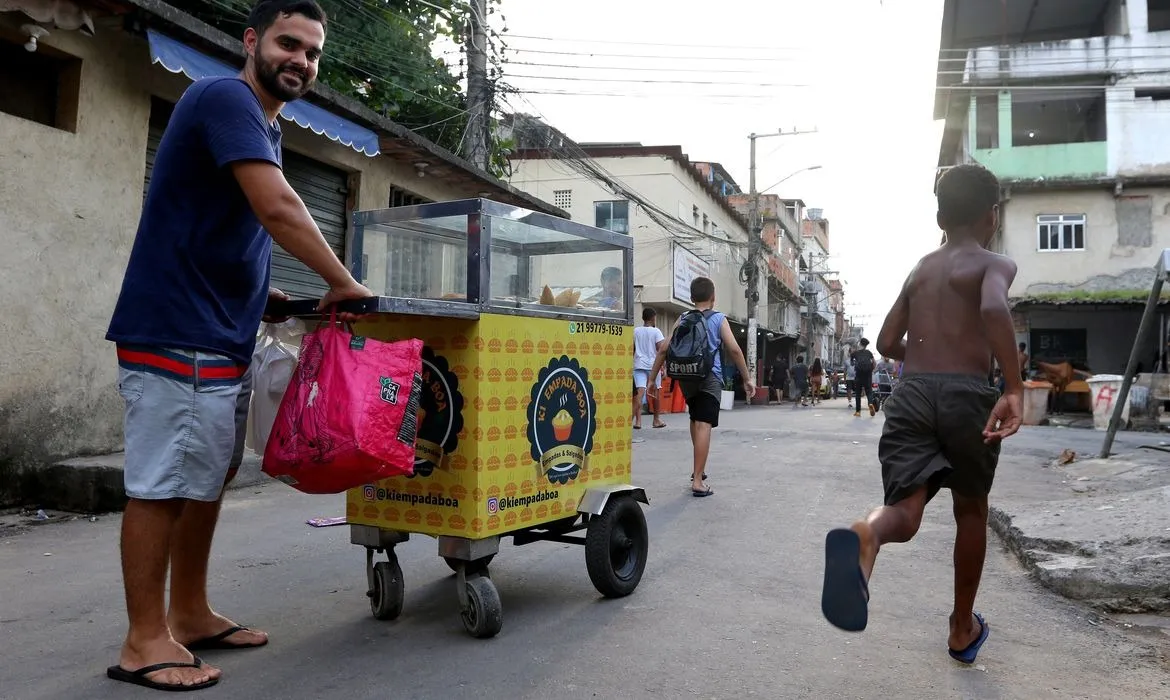 Percentual de pessoas em situação de pobreza caiu de 36,7% em 2021 para 31,6% em 2022