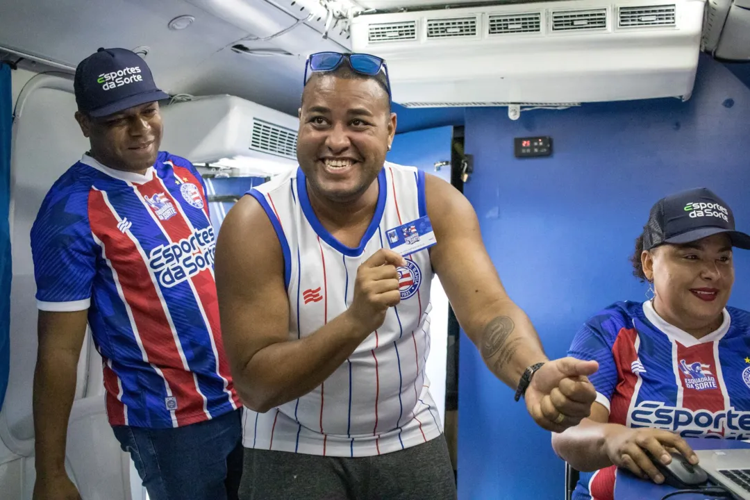 Torcedor celebra a adesão ao plano Esquadrão Sorte