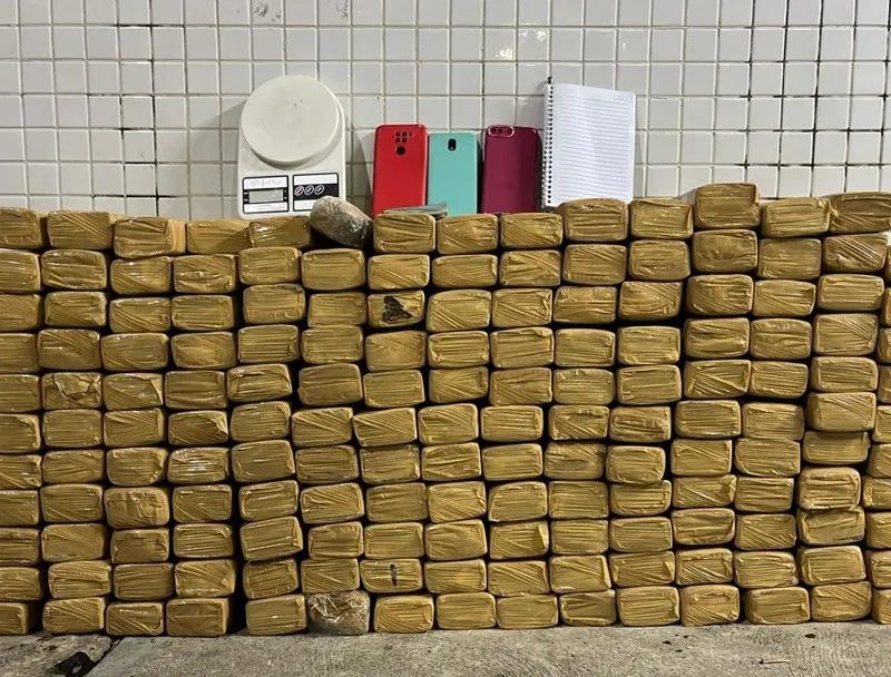 Os militares encontraram 163 tabletes de maconha, uma balança, caderno com anotações do comércio de entorpcentes e três aparelhos celulares