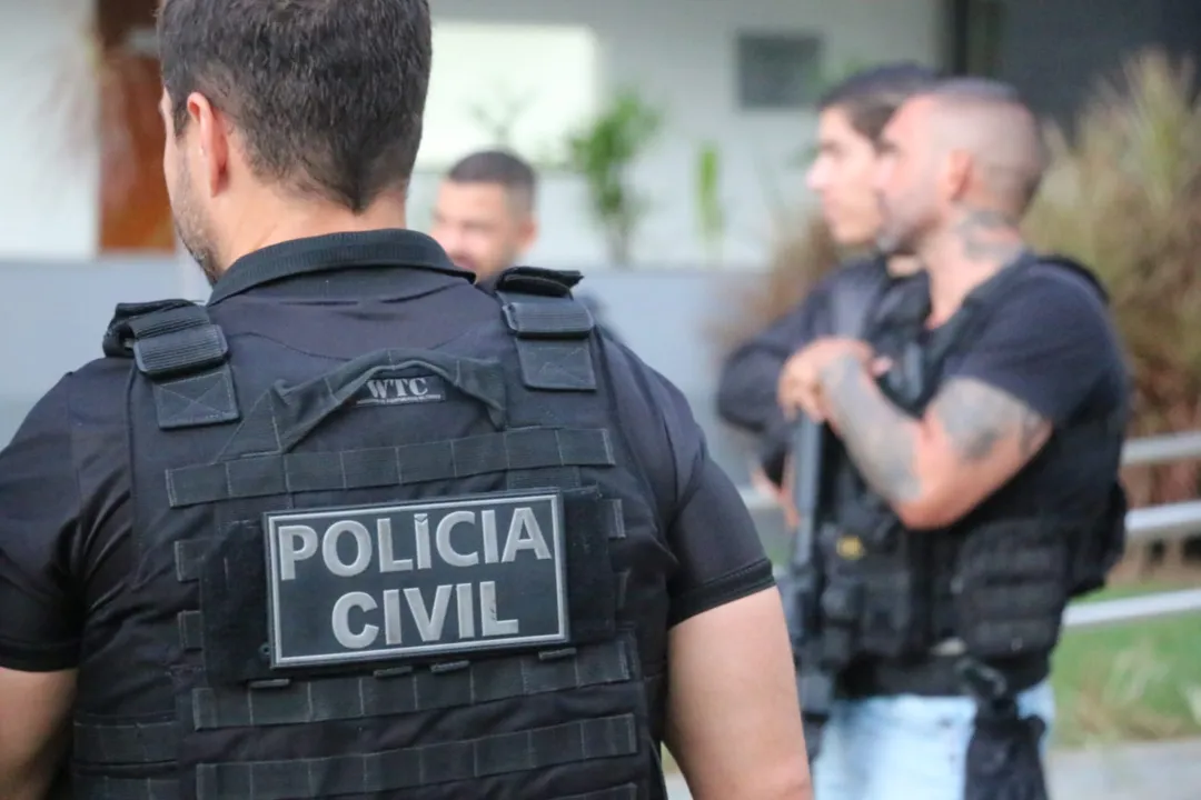 Policiais cumprem 12 mandados de busca e apreensão e oito de prisão temporária