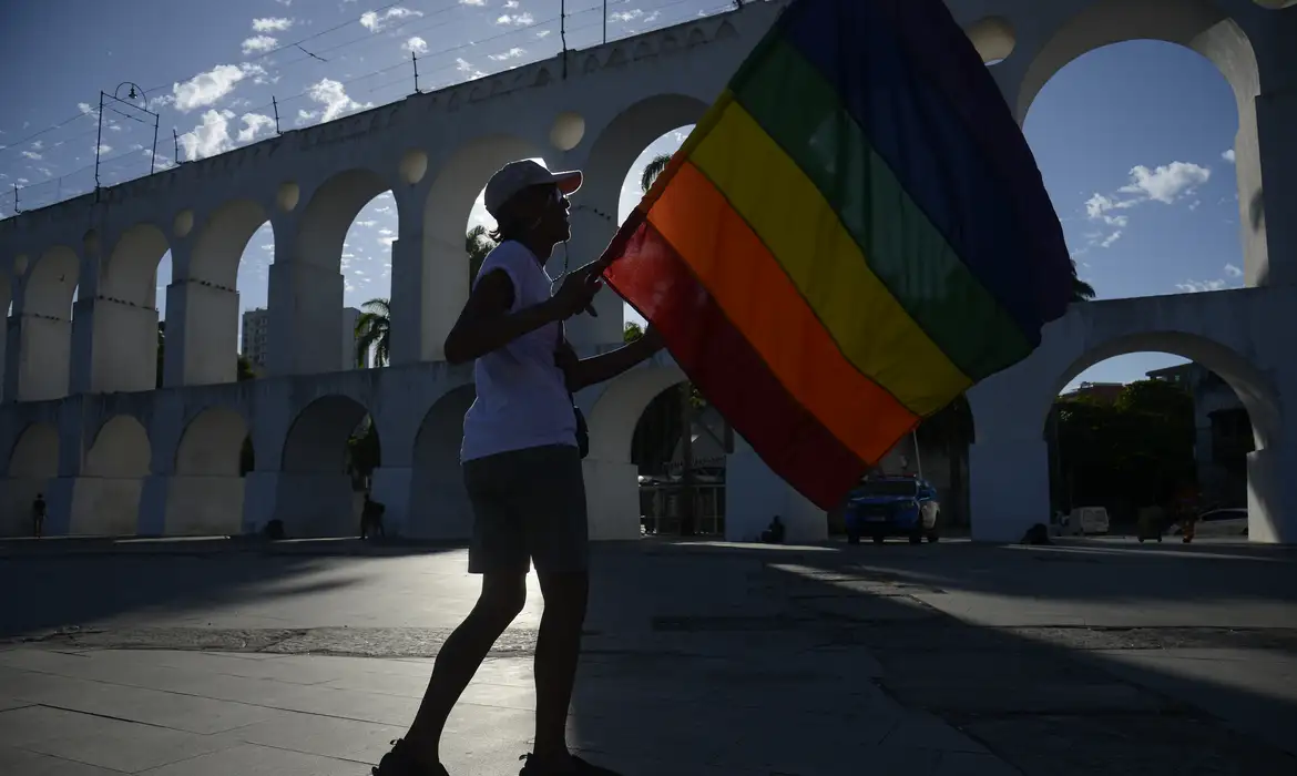 Dossiê registra a incidência de discriminação ao público LGBTQIA+ nas favelas e sugere ações ao poder público em todos os níveis.