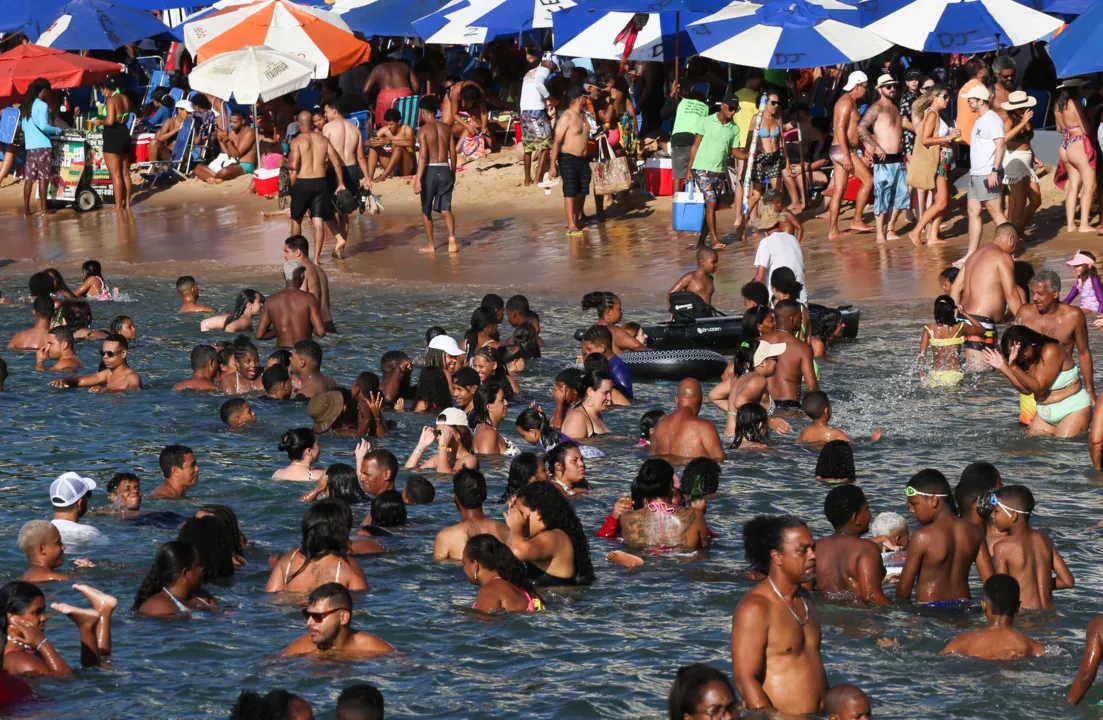 Banho de mar na praia do Porto da Barra se mantém na preferência de baianos e turistas, famosos e anônimos