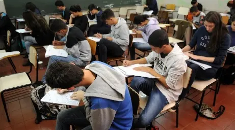 Menos da metade dos estudantes em situação de vulnerabilidade econômico-social consegue conquistar o diploma do ensino médio,