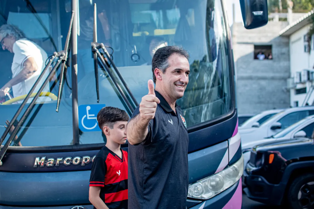 Léo Condé durante chegada para confronto diante do Sport