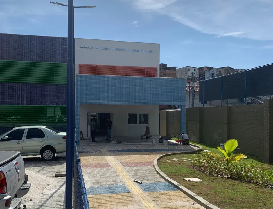 Escola Anita Barbuda recebe os últimos acabamentos antes da inauguração.