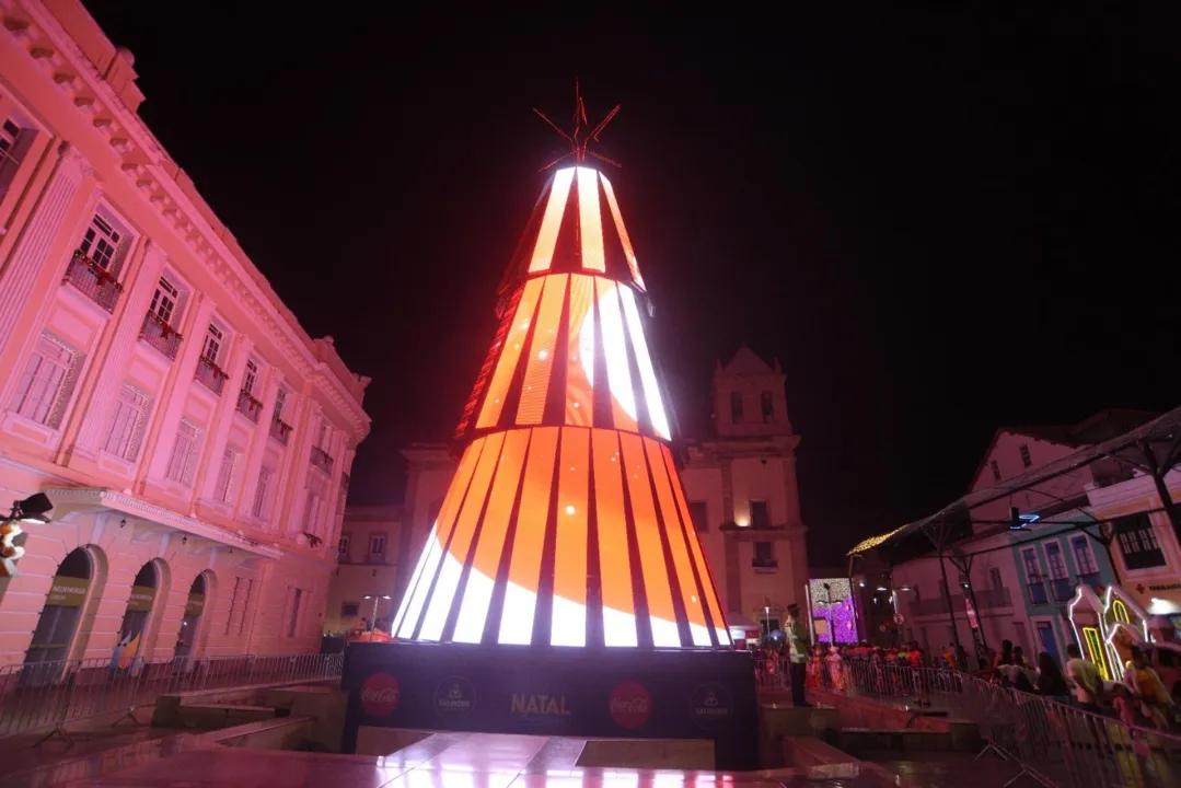 Durante o dia, serão feitas análises e reforços de fixação de toda parte estrutural de iluminação dos túneis e placas de LEDs da Árvore de Natal