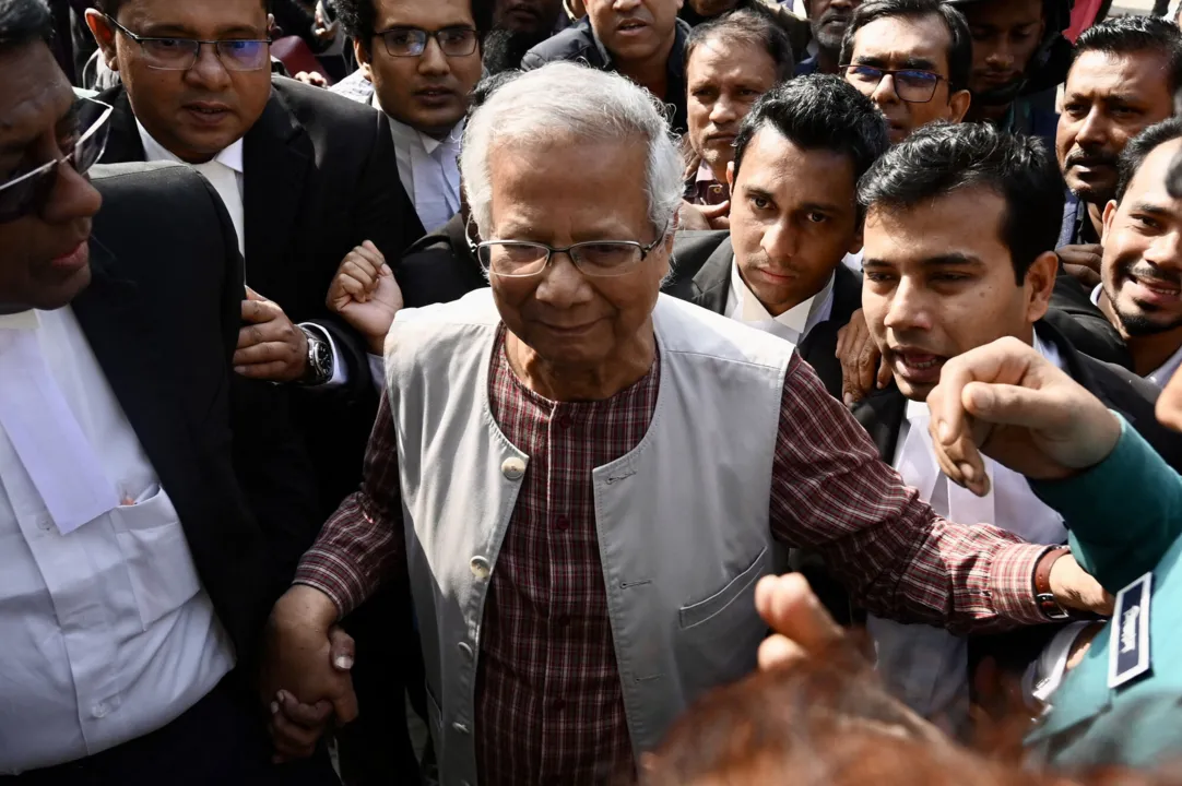 O professor Yunus e três de seus colegas da Grameen Telecom foram declarados culpados