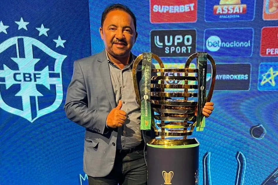 Roberto Carlos ao lado da taça da Copa do Nordeste