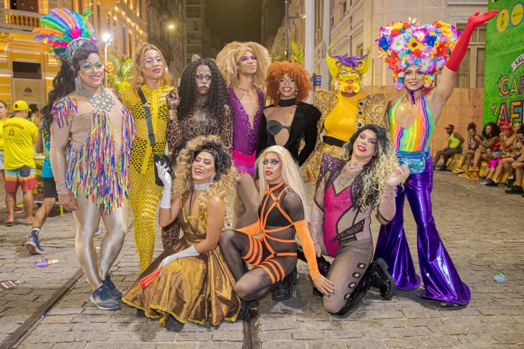 Mais de 30 artistas participaram do desfile no Centro da cidade