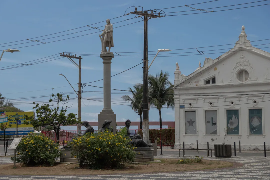 Monumento em homenagem a Cristóvão Colombo, praça Colombo no Rio Vermelho