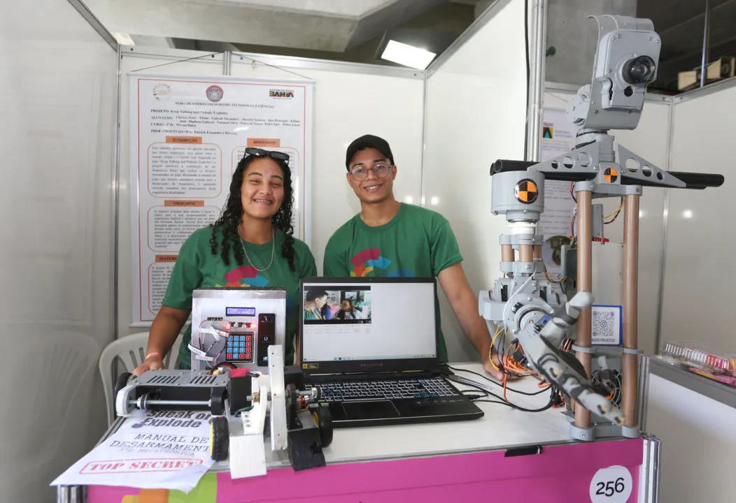 Lucas Rafael Silva, 17 anos, e Clarisse de Jesus, 18 anos, do 3º ano do curso técnico de nível médio em Mecatrônica