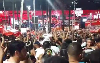 Foliões curtindo o Carnaval.