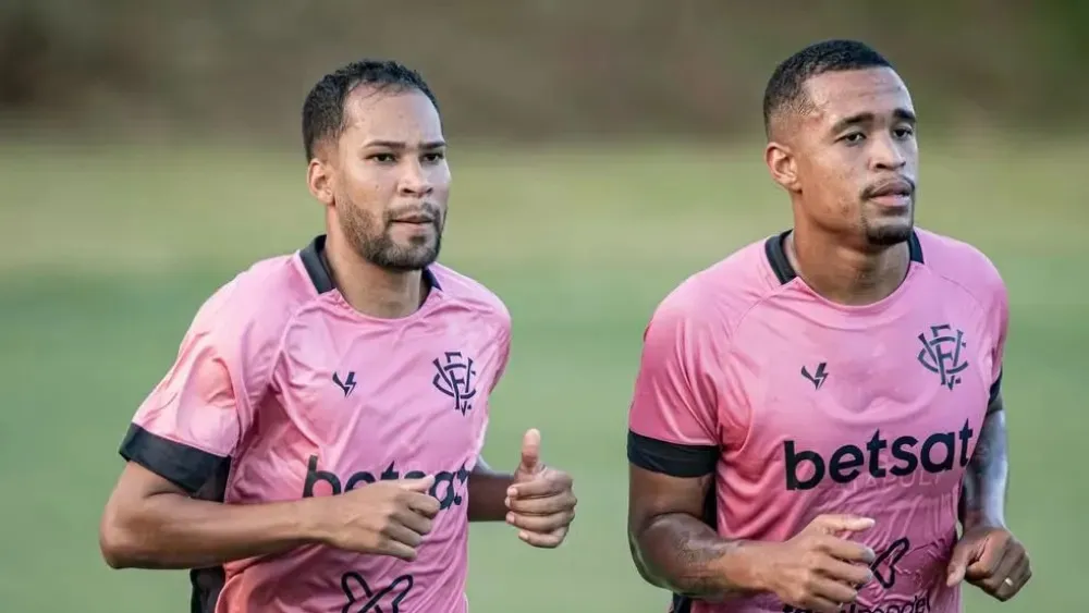 Everaldo (a direita) e Alerrandro em treinamento no Barradão.